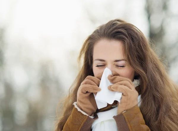 Donna che soffia naso in inverno all'aperto — Foto Stock