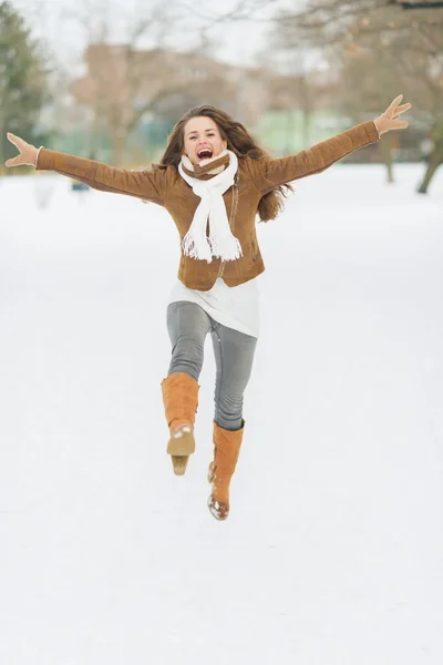 Šťastná mladá žena užívat zimní v parku — Stock fotografie