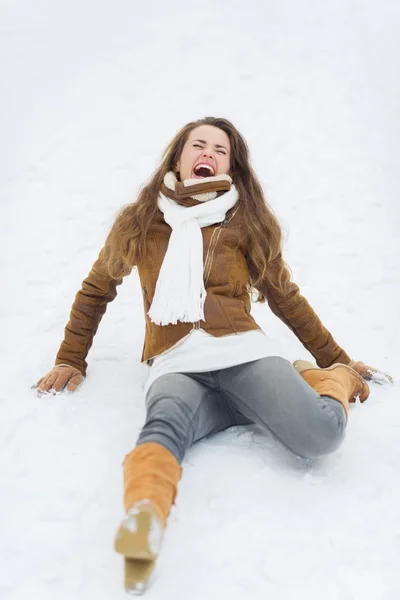 Giovane donna scivolata sulla neve nel parco invernale — Foto Stock