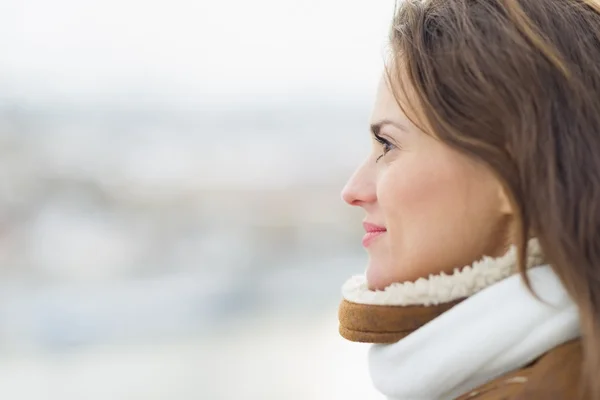 Young woman looking into distance in winter outdoors. — Stock Photo, Image