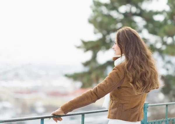 Mujer joven feliz mirando a la distancia en invierno al aire libre — Foto de Stock