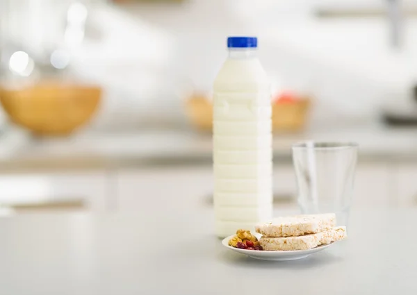Gros plan sur le pain croustillant et le lait sur la table dans la cuisine — Photo