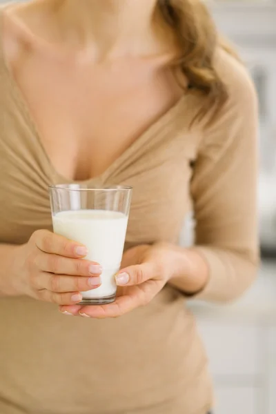 Close-up op glas melk in hand van jonge vrouw — Stockfoto