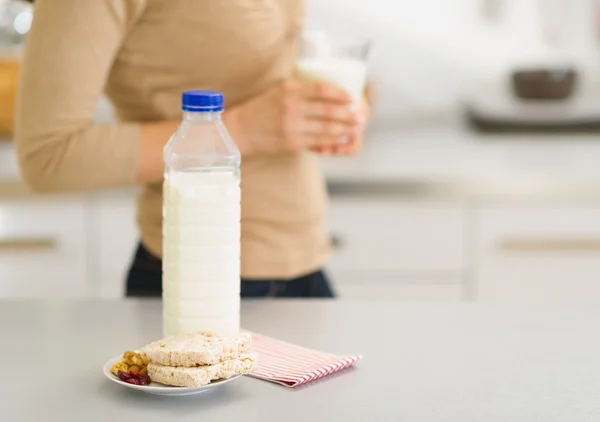 El primer plano en el desayuno de la mujer joven en la cocina — Foto de Stock