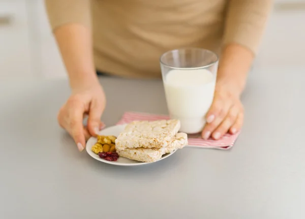 Primo piano su giovane donna con snack — Foto Stock