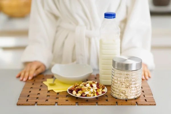 Gros plan sur le petit déjeuner sain prêt pour la jeune femme — Photo