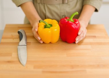tatlı taze biber kesme tahtası üzerinde üzerinde