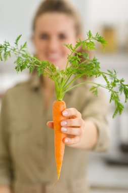 mutlu genç ev kadını mutfakta mantar holding