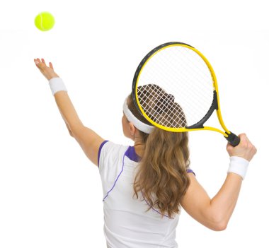 Tenis oyuncu servis topu. arka görünüm