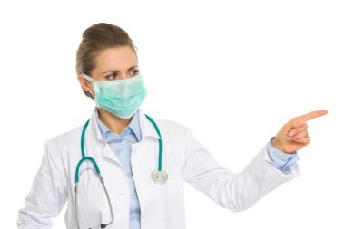 kopyalama alanı işaret eden maskeli kadın tıp doktoru