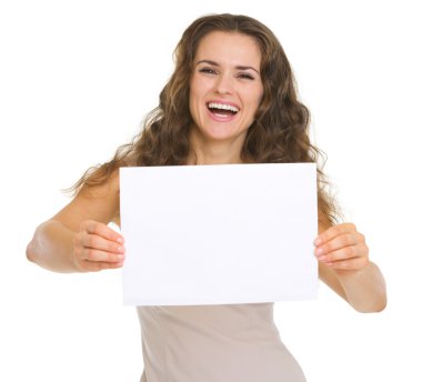 mutlu genç kadın boş kağıt gösteriliyor
