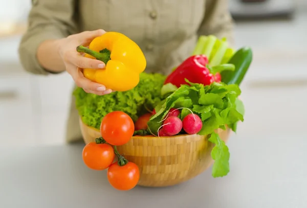 Gros plan sur l'assiette avec des légumes formant par la femme au foyer dans la cuisine — Photo