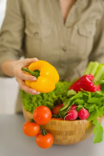 Närbild på kvinna med platta med färska grönsaker — Stockfoto