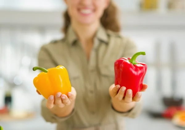 Primo piano su peperone in mano di casalinga in cucina — Foto Stock