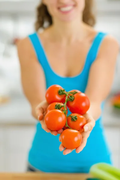 Primo piano su mazzo di pomodoro in mano di giovane donna — Foto Stock