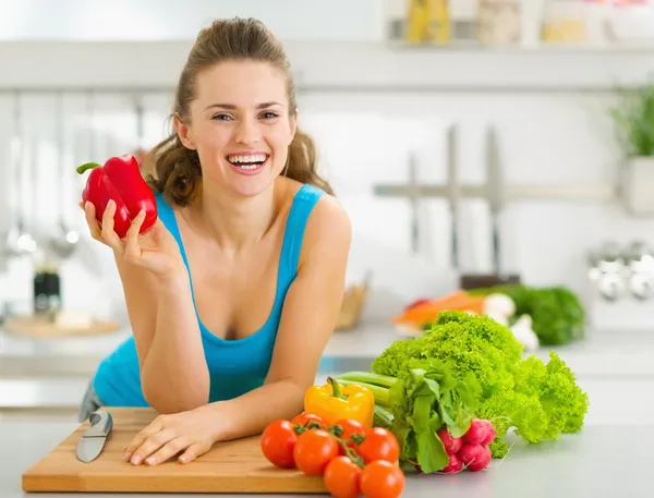 Portret van gelukkige jonge vrouw klaar om plantaardige salade te maken — Stockfoto