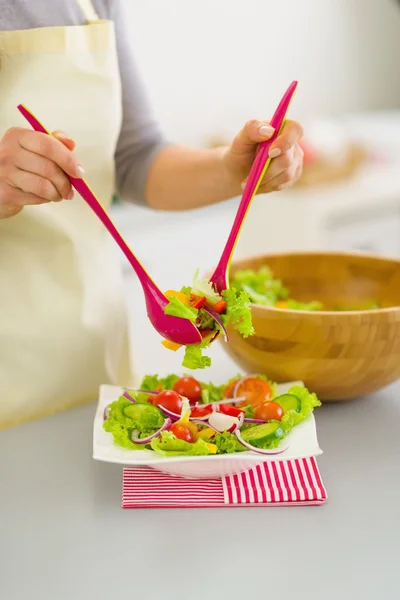 Close-up em mulher colocando salada de legumes frescos em prato — Fotografia de Stock