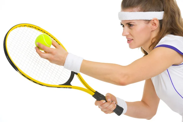 Retrato de jugador de tenis listo para servir pelota — Foto de Stock