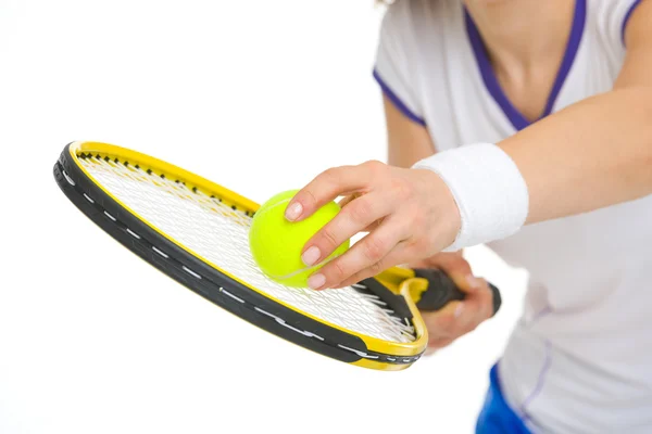 Närbild på tennisspelare redo att tjäna bollen — Stockfoto