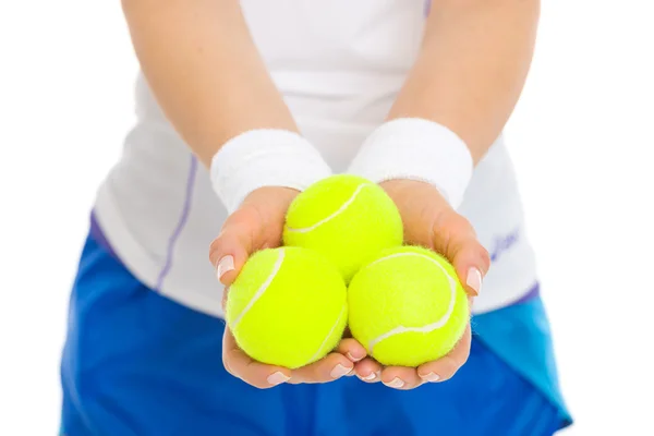 Primer plano de 3 pelotas de tenis en la mano del jugador de tenis — Foto de Stock