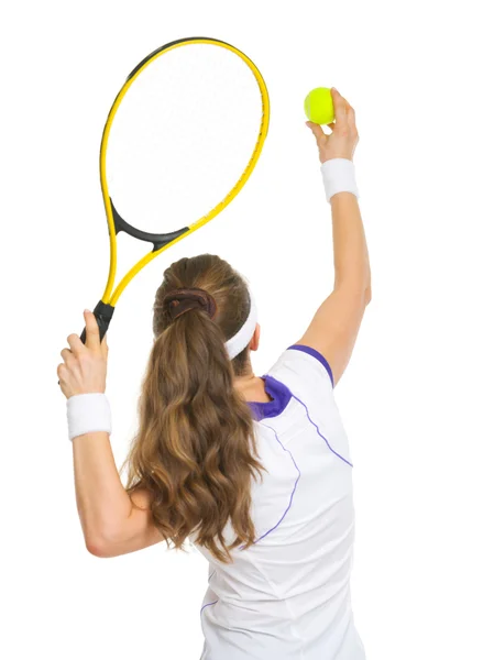 Tennisspieler bereit, Ball zu servieren. Rückansicht — Stockfoto