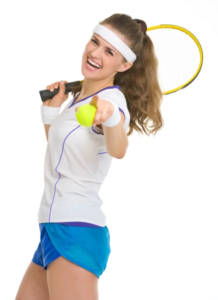 Glad tennisspelare med racket och boll pekar i kameran — Stockfoto