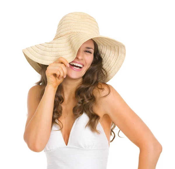 Mujer joven sonriente en traje de baño jugando con sombrero —  Fotos de Stock