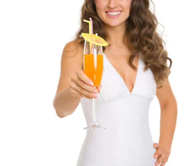 Крупним планом на молоду жінку в купальнику даючи коктейль — стокове фото