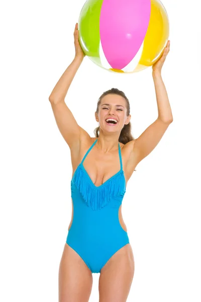 Szczęśliwa młoda kobieta w strój kąpielowy, grając z piłka plażowa — Zdjęcie stockowe