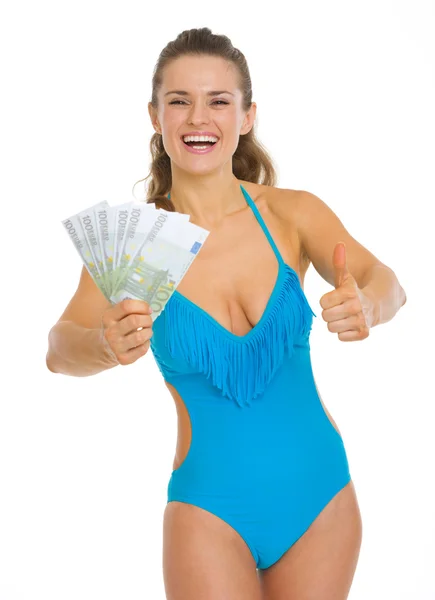 Lachende jonge vrouw in zwembroek weergegeven: fan van euro — Stockfoto