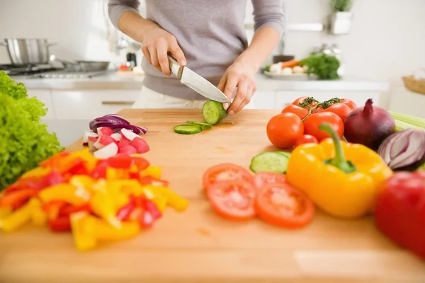 Primo piano sulla giovane donna affettare verdure — Foto Stock