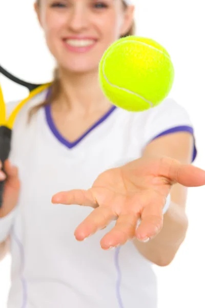 Primo piano sulla palla che vomita in aria dal tennista — Foto Stock