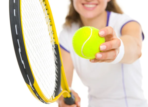 Primer plano sobre raqueta y pelota en mano de tenista listo para ser — Foto de Stock