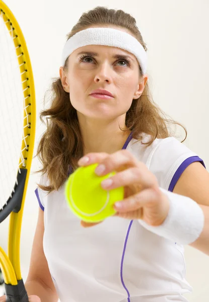 Porträtt av säker tennisspelare som är redo att tjäna — Stockfoto