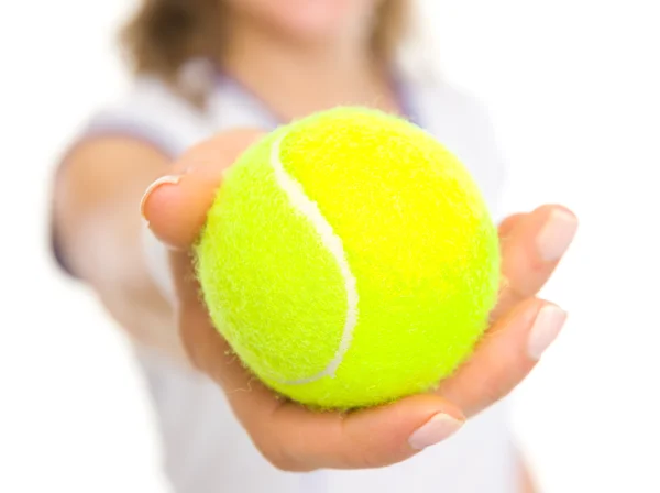 Крупный план по мячу в руке теннисиста — стоковое фото