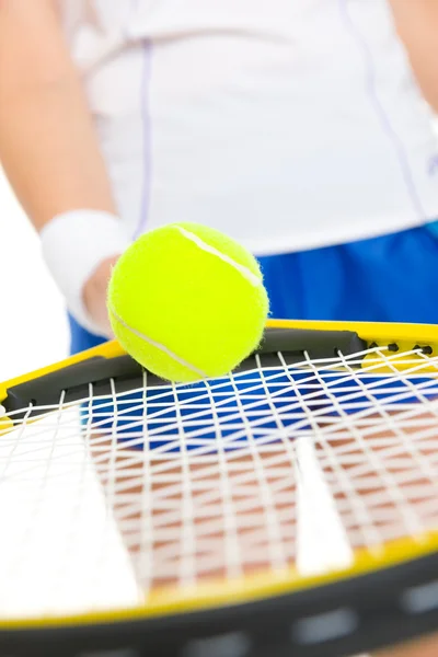 Primer plano del jugador de tenis balanceo de pelota en raqueta — Foto de Stock