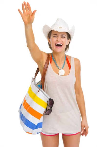 Lachende vrouw van jonge strand in hoed groet — Stockfoto