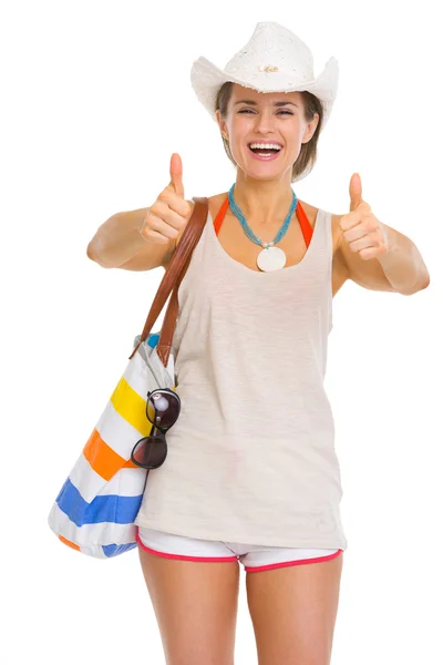 Sonriente joven playa mujer en sombrero mostrando los pulgares hacia arriba —  Fotos de Stock