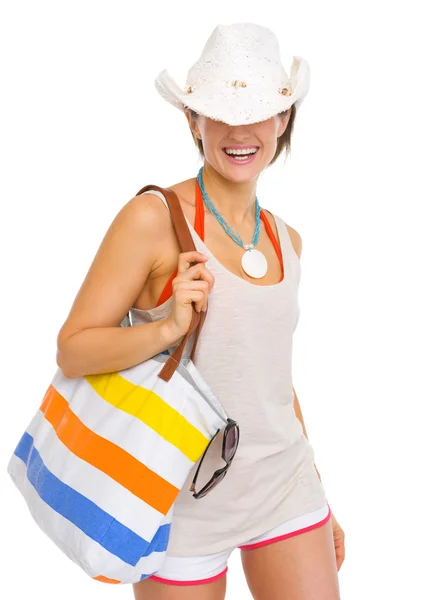 Sonriente joven playa mujer con sombrero tirado sobre los ojos —  Fotos de Stock