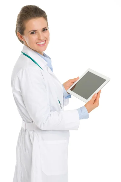 Feliz médico mujer con tableta pc — Foto de Stock