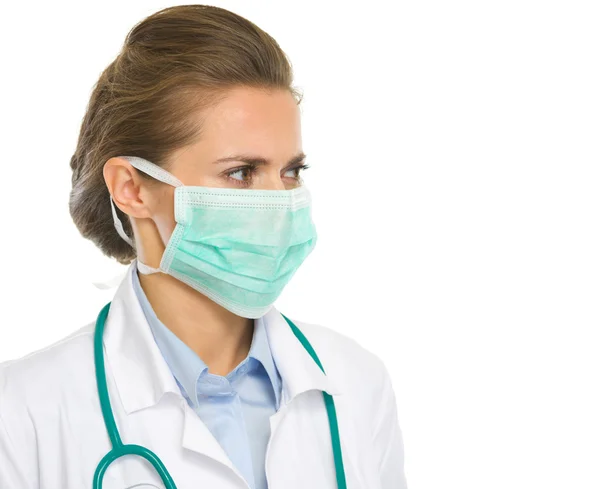 Médico mulher em máscara olhando no espaço de cópia — Fotografia de Stock