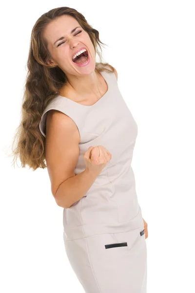 Портрет счастливой молодой женщины, радующейся успеху — стоковое фото