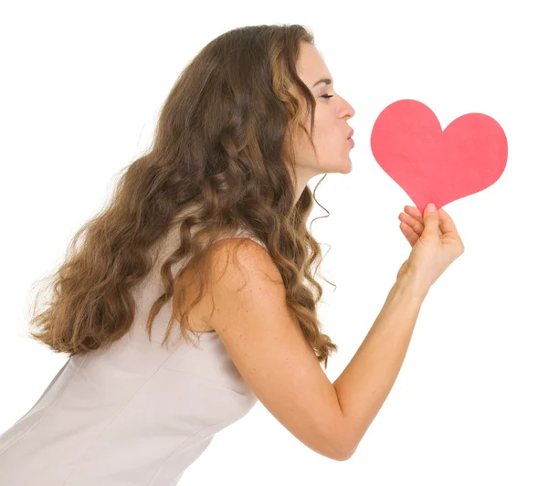Jovem mulher beijando cartões de dia dos namorados — Fotografia de Stock