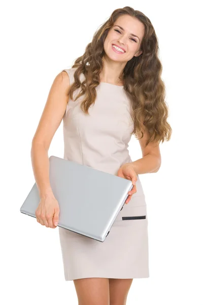 Retrato de una joven sonriente con portátil — Foto de Stock