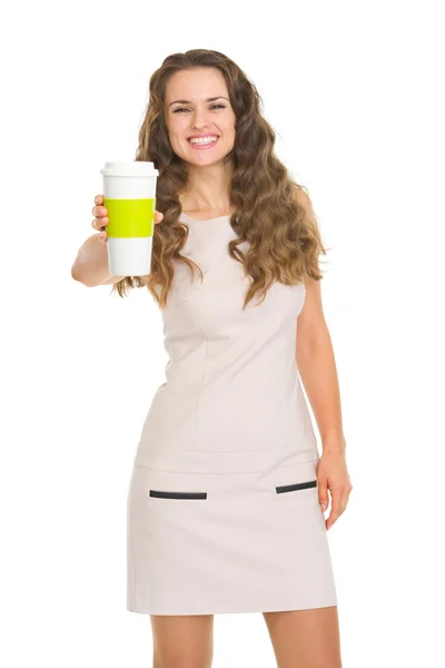 Sonriente joven mujer dando taza de café — Foto de Stock