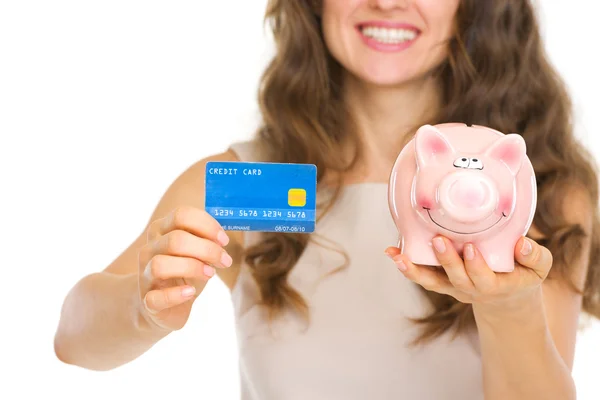 Detailní záběr na ženy držící kreditních karet a prasátko — Stock fotografie