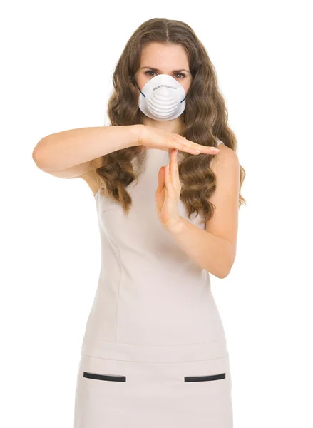 Νεαρή γυναίκα στη μάσκα που δείχνει στάση χειρονομία — Φωτογραφία Αρχείου