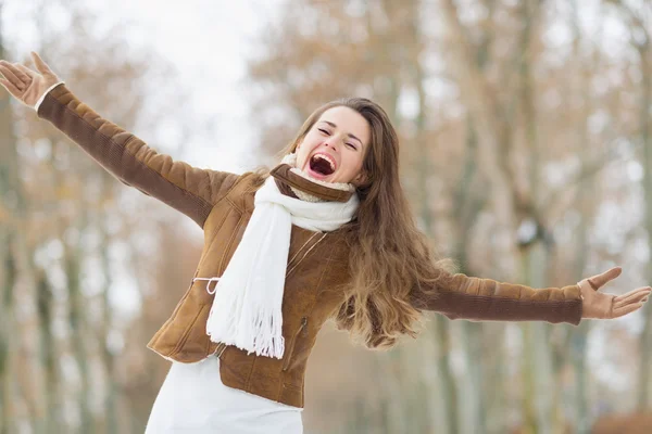 Retrato de jovem mulher feliz no inverno ao ar livre — Fotografia de Stock