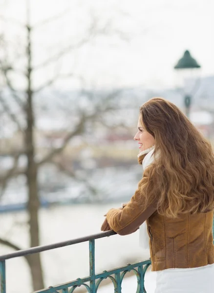 Szczęśliwa młoda kobieta, patrząc na odległość w zimie na zewnątrz — Zdjęcie stockowe