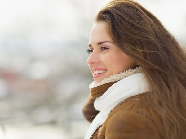 Портрет счастливой молодой женщины, смотрящей в космос зимой. — стоковое фото